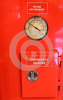 Round pressure gauge