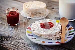 Round rice cakes as breakfast or snack