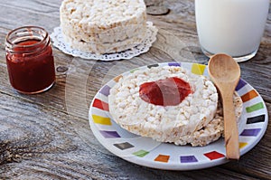 Round rice cakes as breakfast or snack