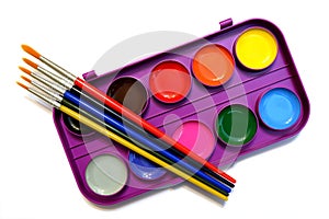 Round watercolor paints in a plactic box