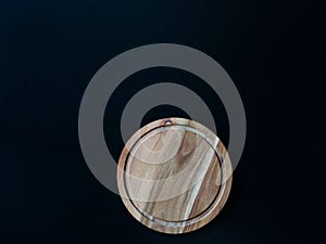 Round wood cutting board