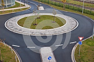 Roundabout intersection road layout