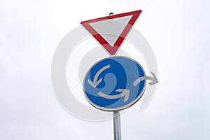 Roundabout traffic sign - Change of direction - Alternative way out