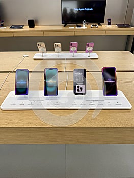 A row of all of the new models of the iPhone 16 at an Apple store