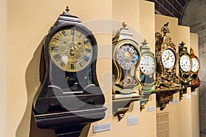 Row of assorted pendulum mantel clocks