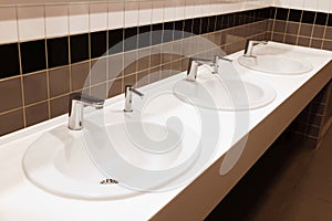 Linea da pulire ceramica lavandini pubblico toilette 