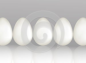 Línea de cinco blanco huevos sobre el la luz gris. ecológico proteína producto. saludable comida. 