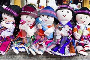 Riadok z handra bábiky v tradičný oblečenie ekvádor 