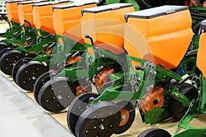 Row seeder. Seed drill.