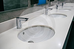 Linea da terme pubblico toilette automatico Acqua rubinetto 