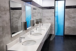 Linea da terme un lavandini rubinetti Acqua bianco pubblico toilette 