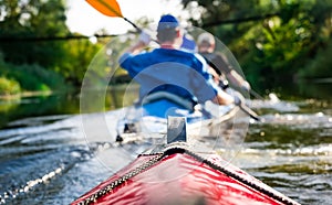 Remeros sobre el canoa 