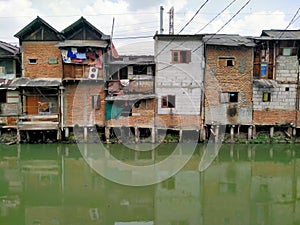 Roxy mas, Jakarta, IndonThe slums in the capital, beside a river that is murky and dirty