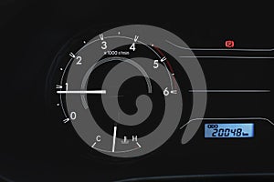 Rpm gauge, idle speed at 800 rpm and radiator temperature gauge.