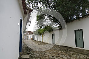 Rua calÃ§ada com pedras PÃ©s-de-moleque trazidas da Europa em Paraty, Brasil photo