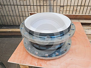 Rubber flange compensator with internal fluoroplastic coating