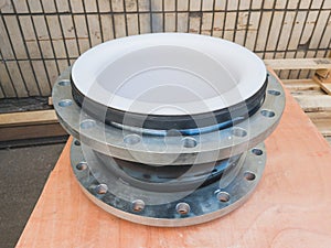 Rubber flange compensator with internal fluoroplastic coating