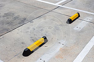 Rubber Parking Road Block Parking Curb, Wheel Stop Stoppers with Yellow Reflective Stripes for parking lots