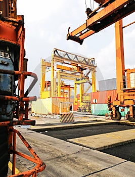 Rubber Tried Gantry Cranes & x28;RTG& x29;