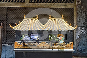 a rubbish bin with a Chinese style design that is differentiated into dry and wet rubbish