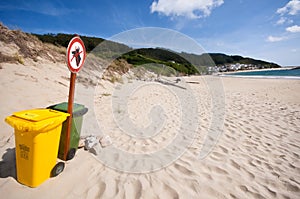 Basura cesta sobre el limpiar Playa 