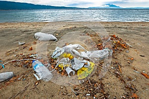 Müll auf der ufer aus Ozean 