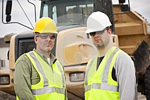 Grunón masculino construcción trabajadores sobre el trabajar 