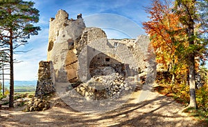 Zrúcanina hradu Blatnica na jeseň, Slovensko