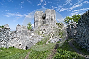Zrúcanina hradu Gymes - nádvorie
