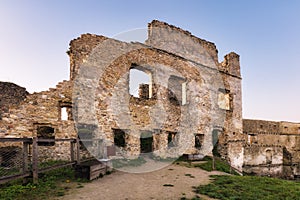 Zrúcanina hradu Požavský hrad, Slovensko pri východe slnka krajina