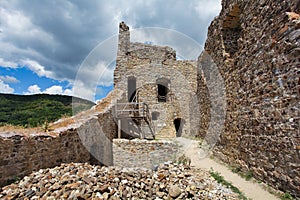 Zřícenina hradu Reviste u řeky Hron, Slovensko