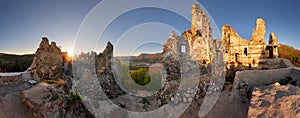 Zrúcanina hradu Sasov západ slnka - slovenská dominanta krajiny