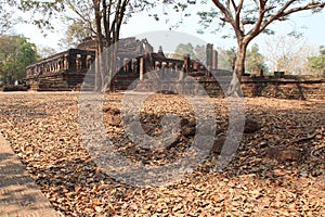 ruined buddhist temple (wat chang rop) at khamphaeng phet (thailand)