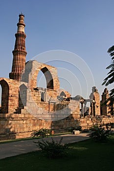 ruined buildings and minaret (qutb minar) in new delhi (india)