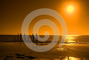 Destruido muelle naranja el cielo 