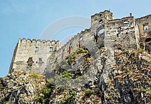 Zřícenina hradu Beckov na vysoké skále, Slovensko, krásné místo