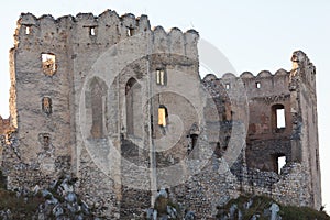 Zřícenina hradu Beckov před rekonstrukcí - Slovensko.