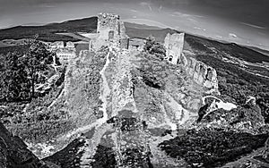 Zřícenina hradu Gymes na Slovensku, bezbarvá