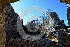 Zrúcanina hradu Gymes, Slovensko, pohľad z pozostatkov kostola sv. Ignáca na juhovýchodnom paláci a polkruhovej obytnej veži