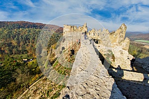 Zřícenina hradu Sasov u řeky Hron na podzim