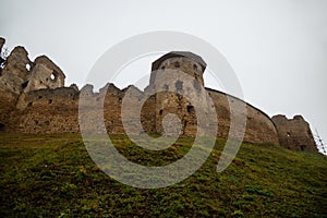 Zřícenina středověkého hradu Zborov, Slovensko. Podzimní čas