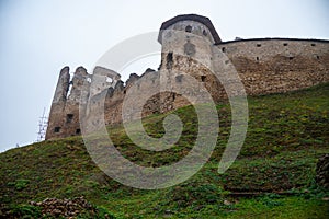 Zrúcanina stredovekého hradu Zborov, Slovensko. Jesenný čas