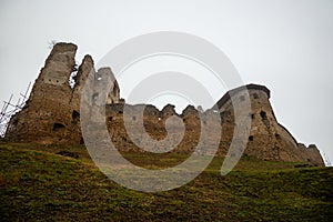 Zřícenina středověkého hradu Zborov, Slovensko. Podzimní čas