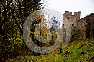Zrúcanina stredovekého hradu Zborov, Slovensko. Jesenný čas