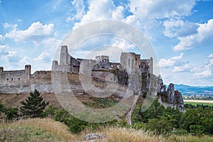 Ruiny středověku. Hrad Beckov na Slovensku