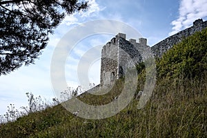 Ruiny starého opusteného hradu na slovensku