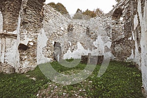 Ruiny starého opuštěného kostela - vintage retro vzhled