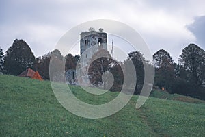 Ruiny starého opuštěného kostela - vintage retro vzhled
