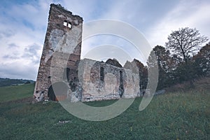 Ruiny starého opuštěného kostela - vintage retro vzhled