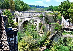 Ruins of the old Ponte Rotto